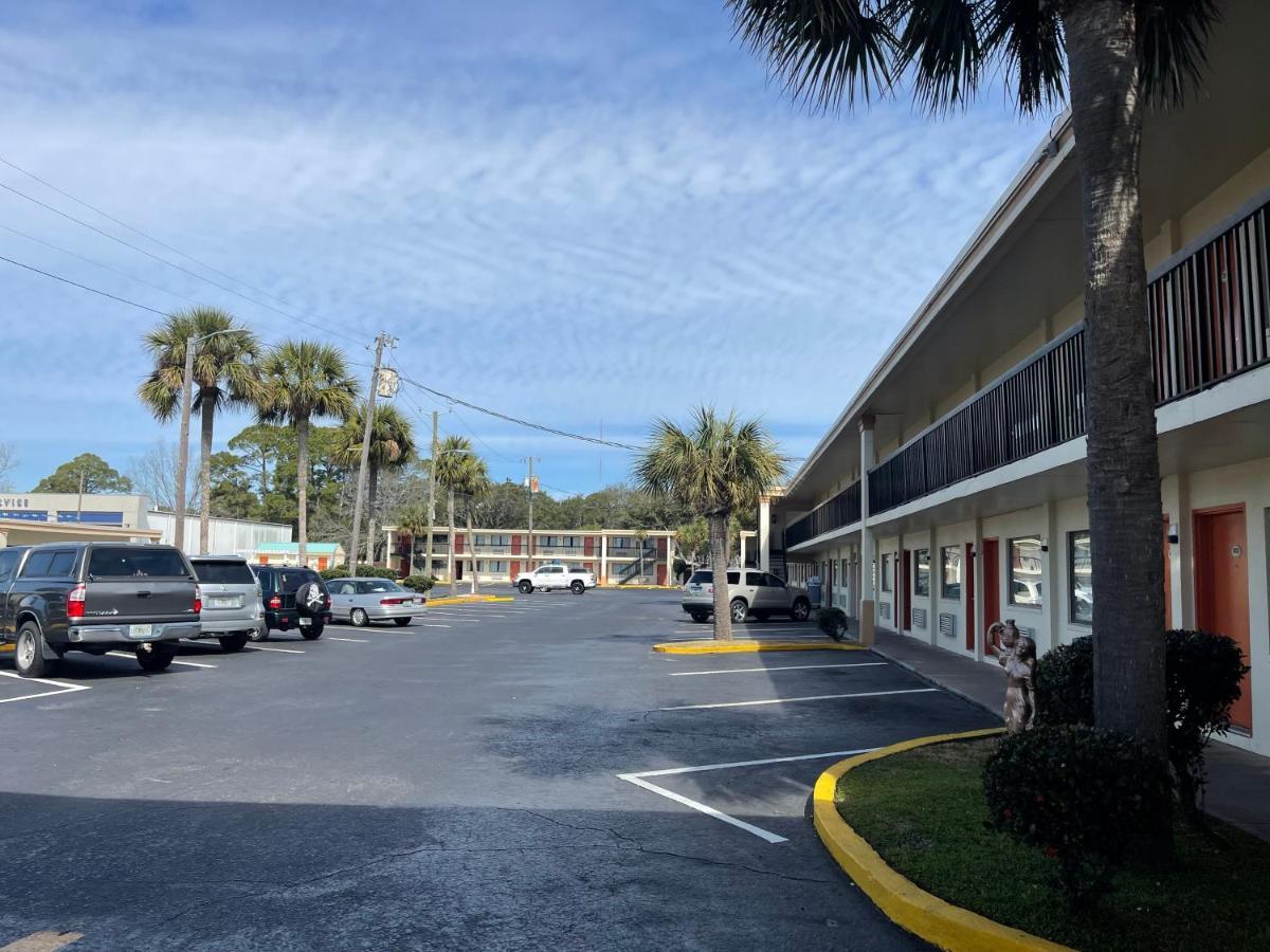 Hole Inn The Wall Hotel - Fort Walton Beach - Sunset Plaza - Nearby Beaches & Hurlburt Eksteriør billede