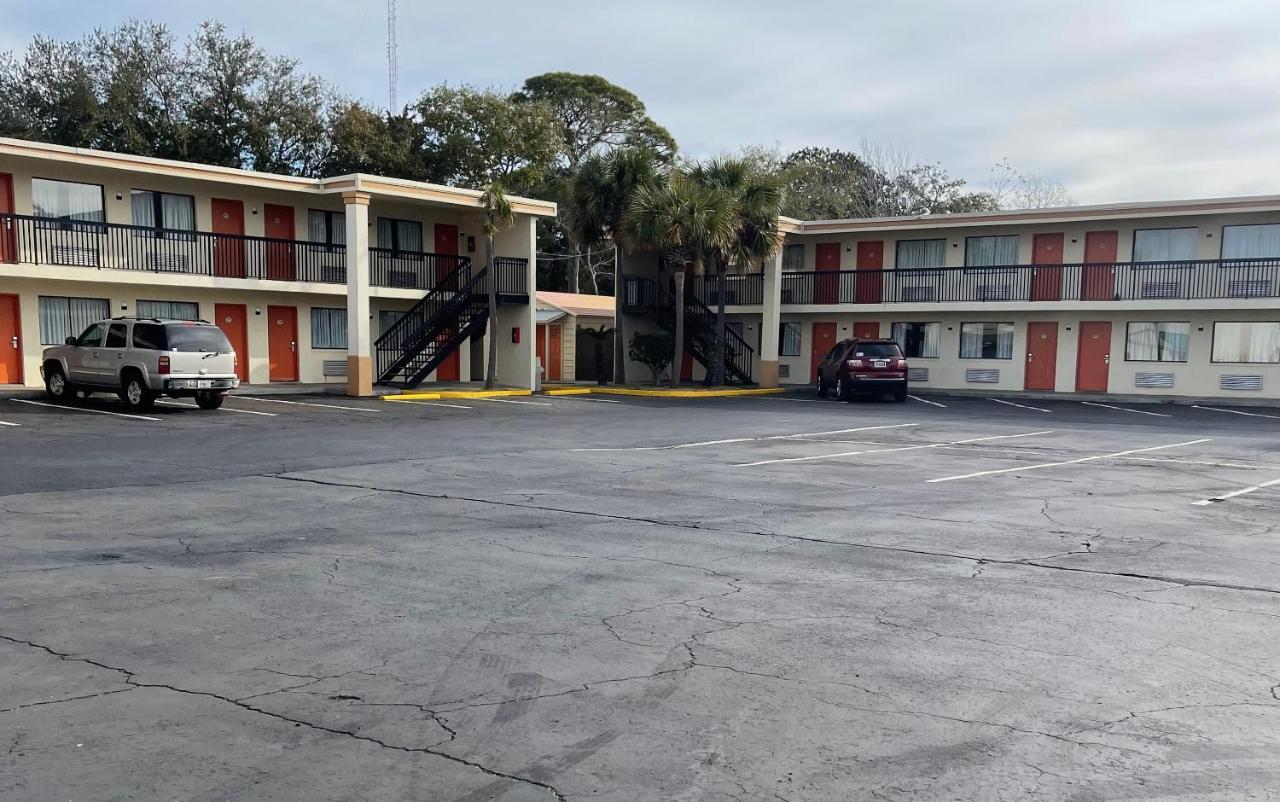 Hole Inn The Wall Hotel - Fort Walton Beach - Sunset Plaza - Nearby Beaches & Hurlburt Eksteriør billede