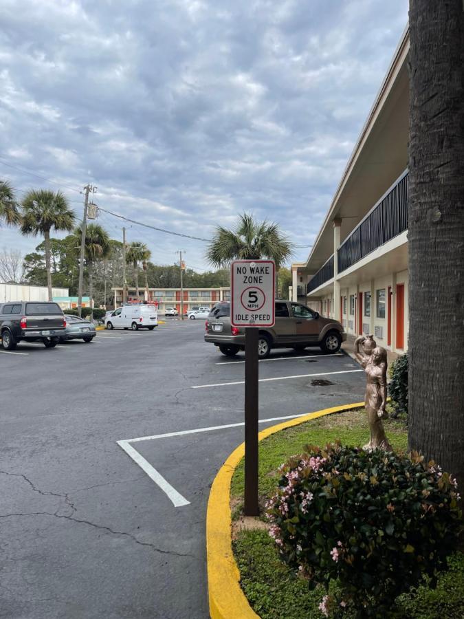 Hole Inn The Wall Hotel - Fort Walton Beach - Sunset Plaza - Nearby Beaches & Hurlburt Eksteriør billede