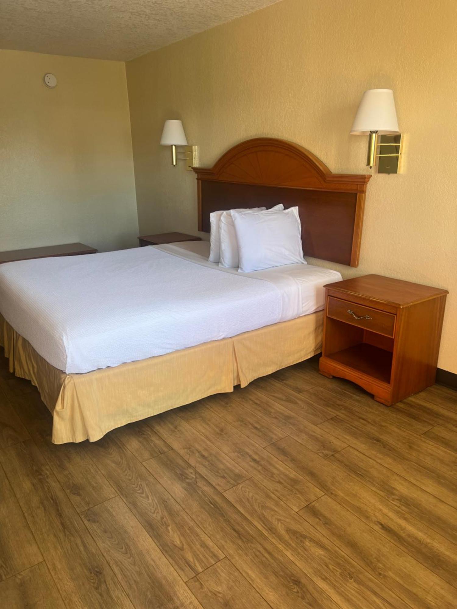Hole Inn The Wall Hotel - Fort Walton Beach - Sunset Plaza - Nearby Beaches & Hurlburt Eksteriør billede