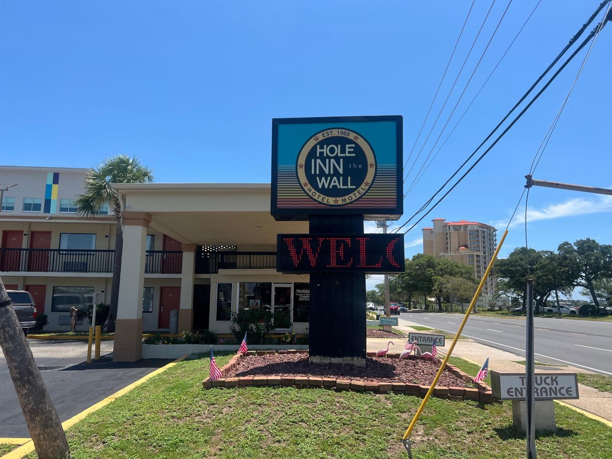 Hole Inn The Wall Hotel - Fort Walton Beach - Sunset Plaza - Nearby Beaches & Hurlburt Eksteriør billede