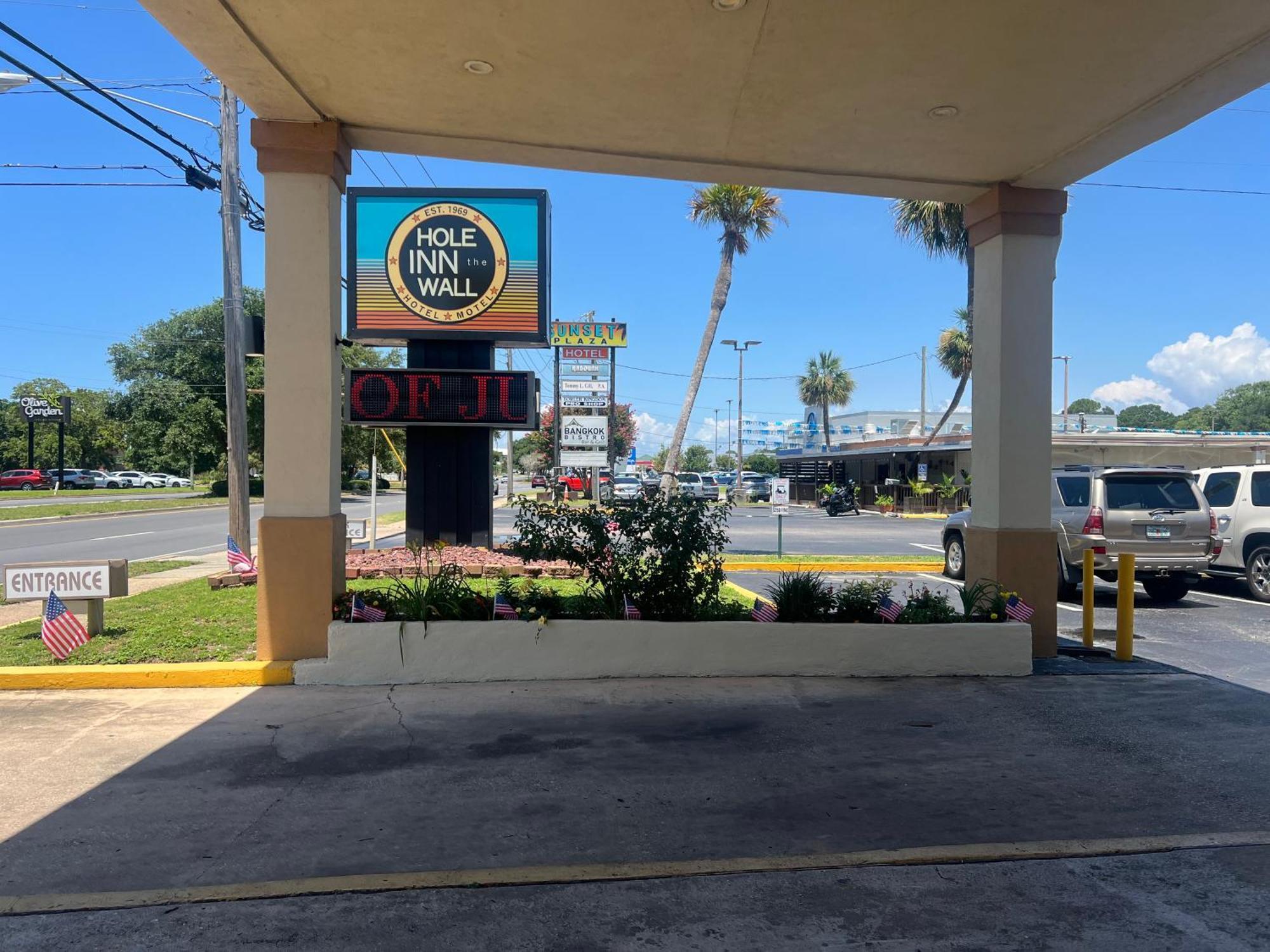 Hole Inn The Wall Hotel - Fort Walton Beach - Sunset Plaza - Nearby Beaches & Hurlburt Eksteriør billede