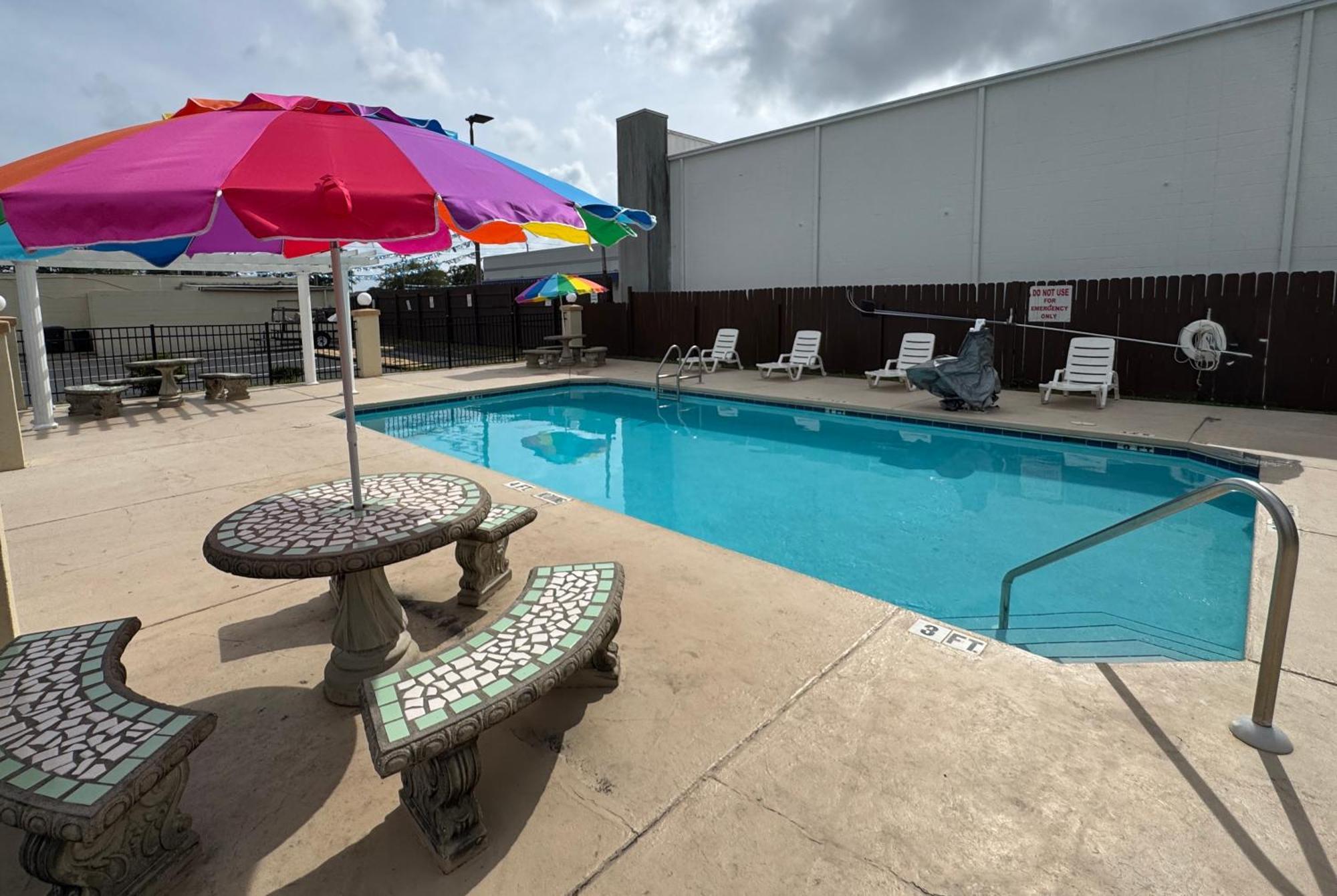 Hole Inn The Wall Hotel - Fort Walton Beach - Sunset Plaza - Nearby Beaches & Hurlburt Eksteriør billede