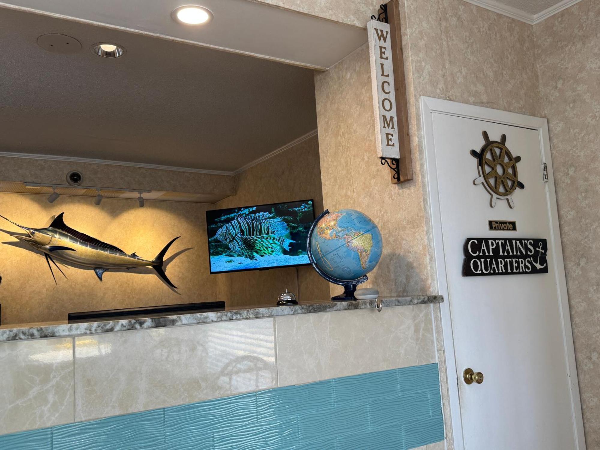 Hole Inn The Wall Hotel - Fort Walton Beach - Sunset Plaza - Nearby Beaches & Hurlburt Eksteriør billede
