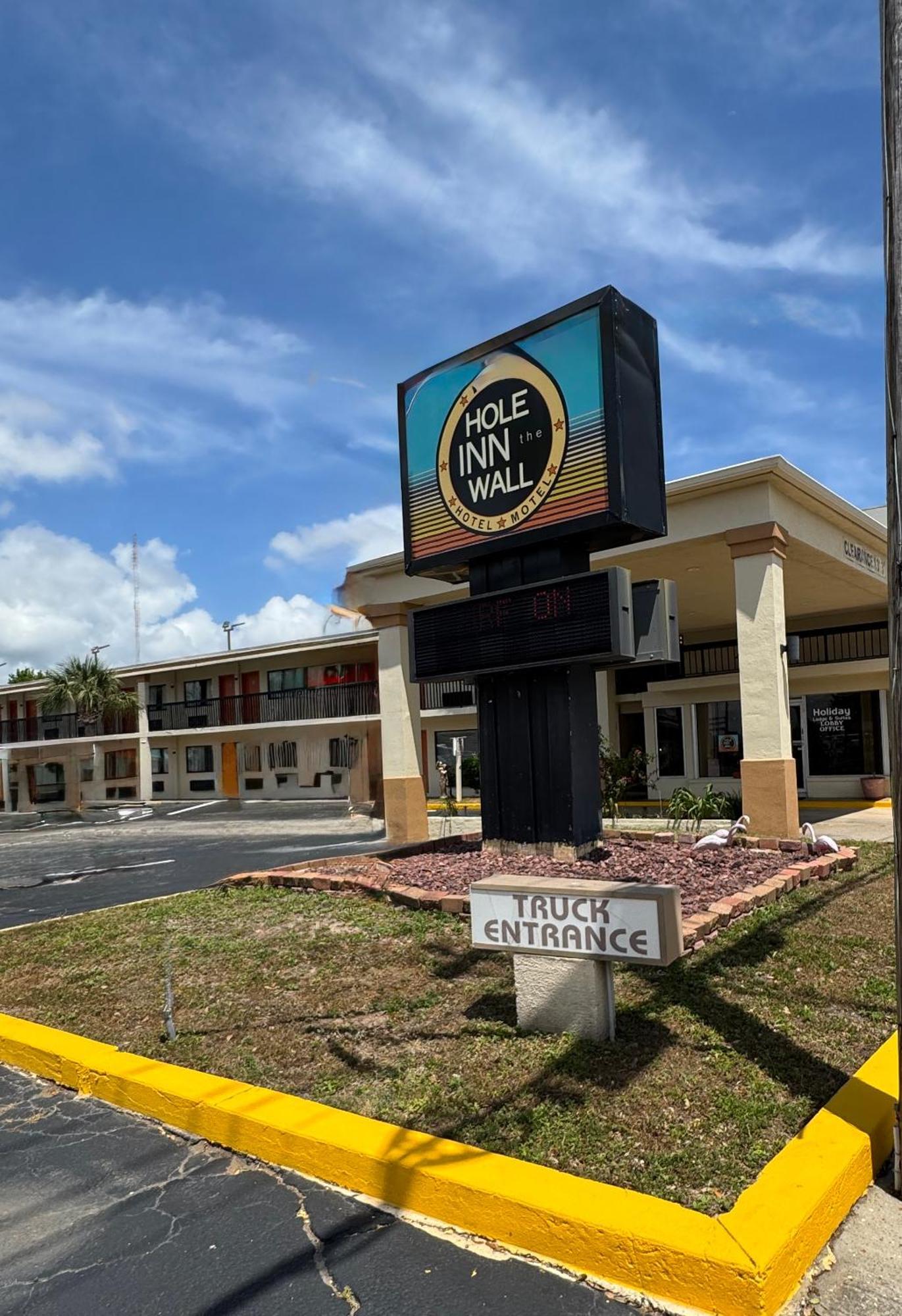 Hole Inn The Wall Hotel - Fort Walton Beach - Sunset Plaza - Nearby Beaches & Hurlburt Eksteriør billede